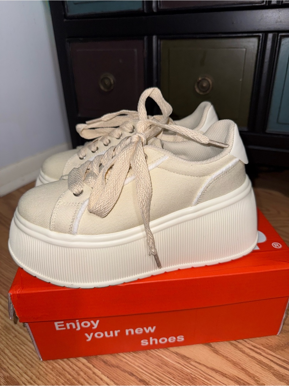 LUCKY STEP Canvas Platform Sneakers - Cream Lace-Up Women’s size 5 RUNS LARGE